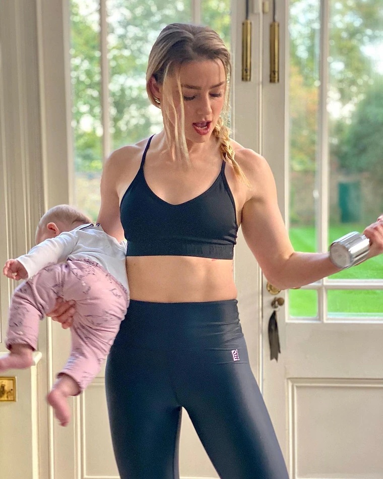 安柏赫德晒单手举哑铃抱娃照·网轰罔顾宝宝安危