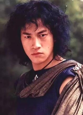 宋威龙烫发扮步惊云.何润东大赞YYDS