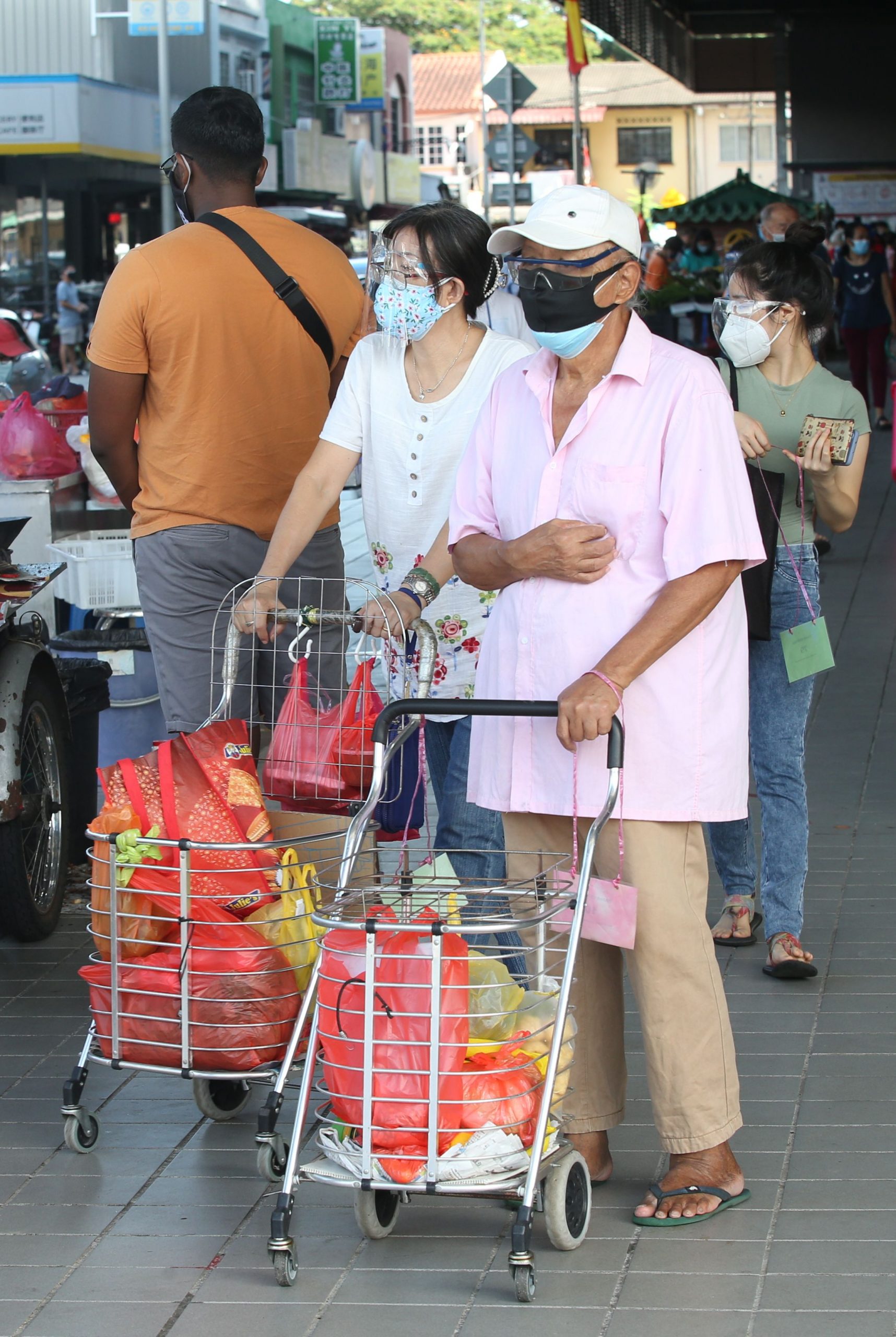 封面-大都会-民众大量采买食品,导致冰箱爆满/8图