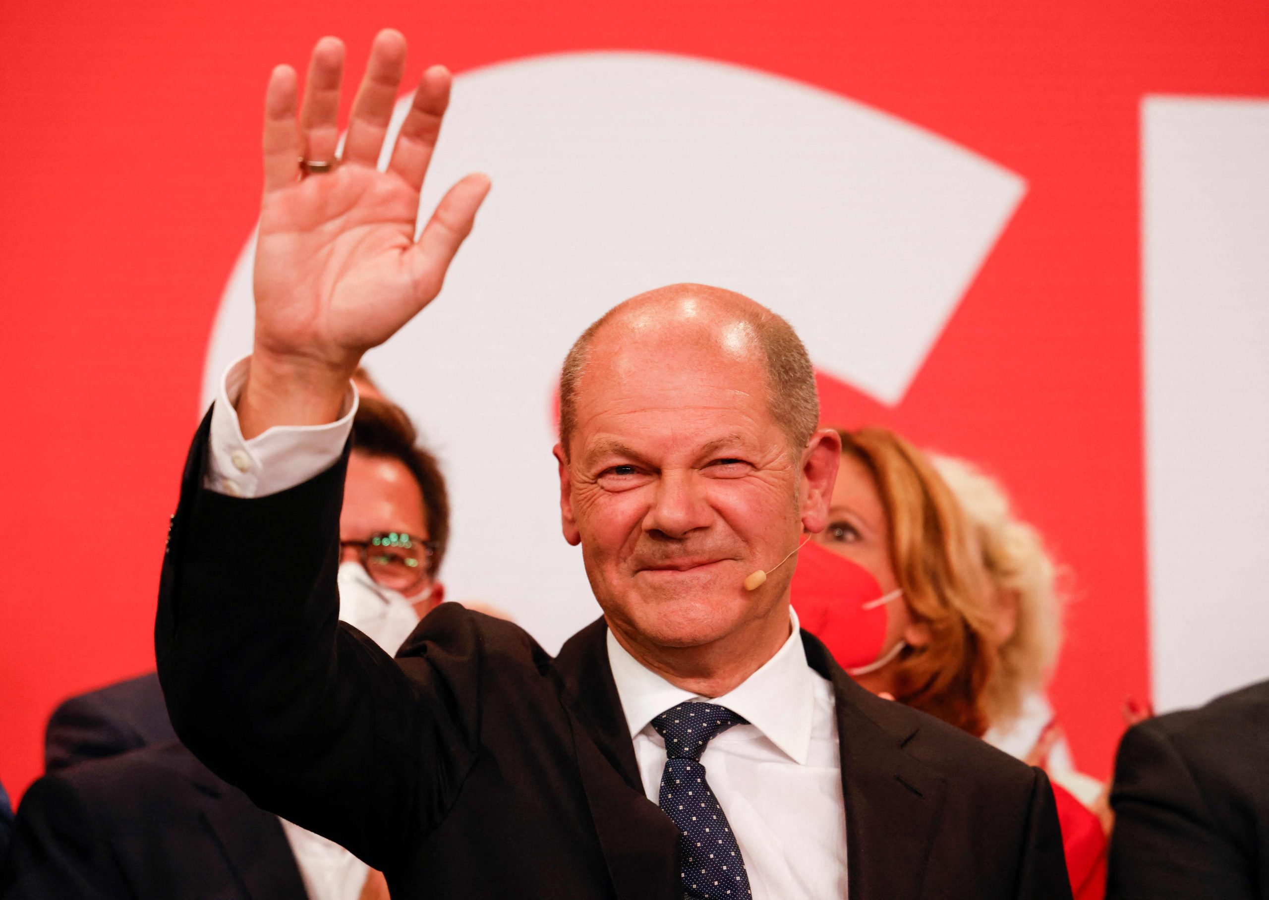 封面副文    社民党险胜  德国政府不明朗   肖尔茨和拉舍特争当总理