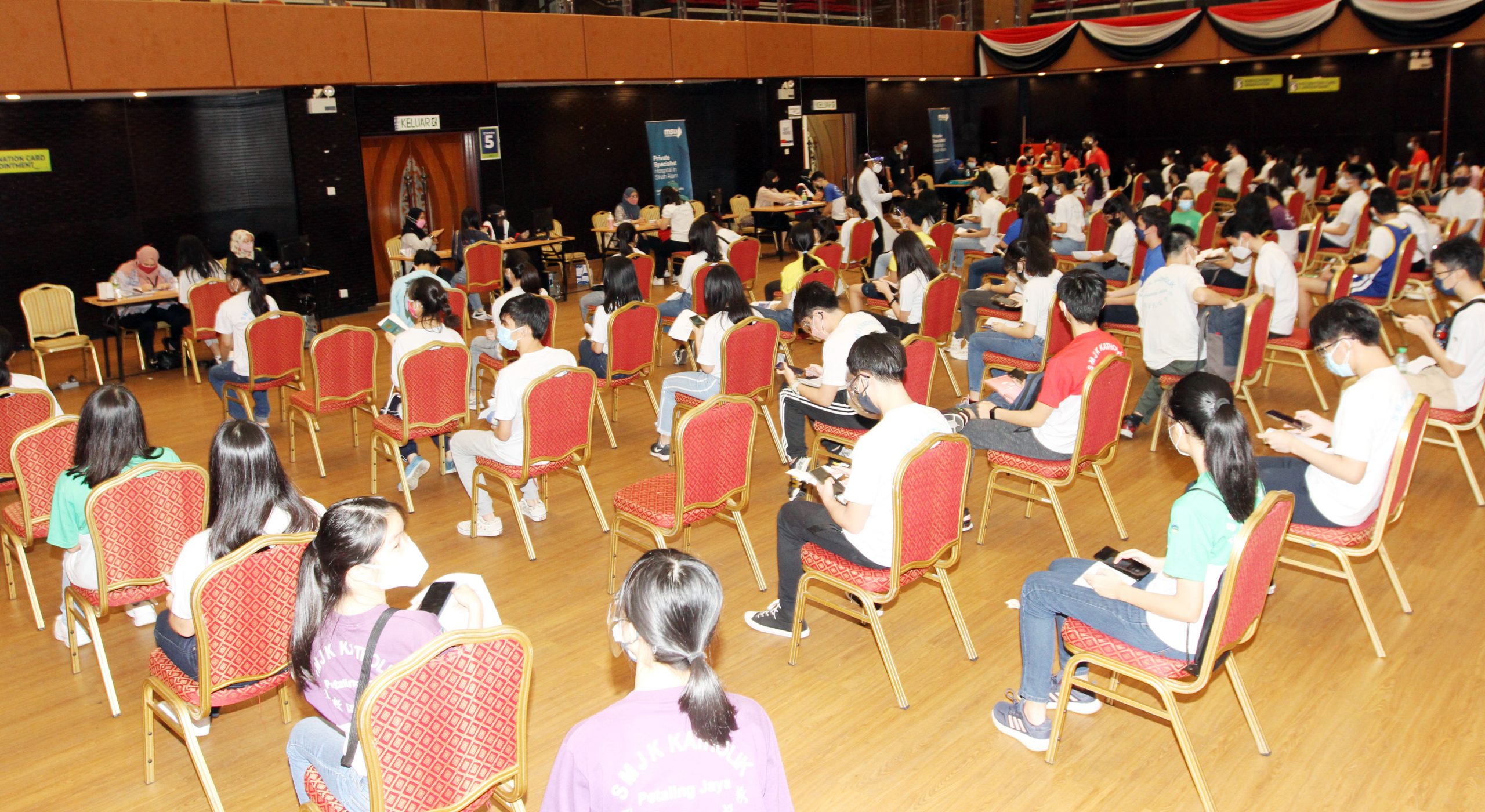 封面(大都会)为返校上课做准备,中学生今日施打疫苗!/多图