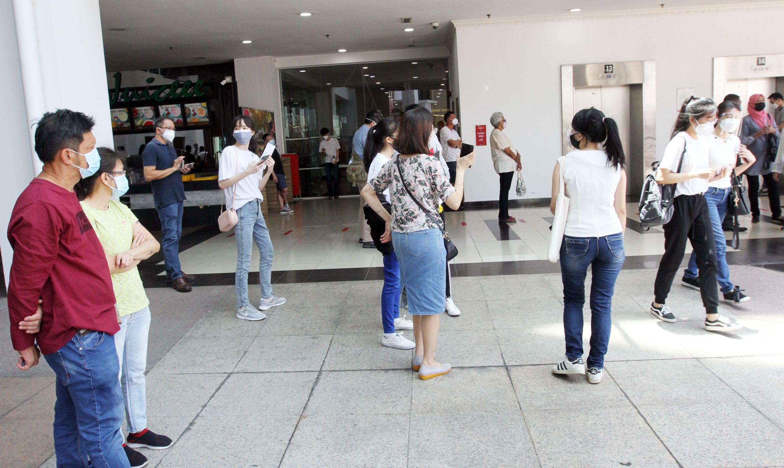 封面(大都会)为返校上课做准备,中学生今日施打疫苗!/多图