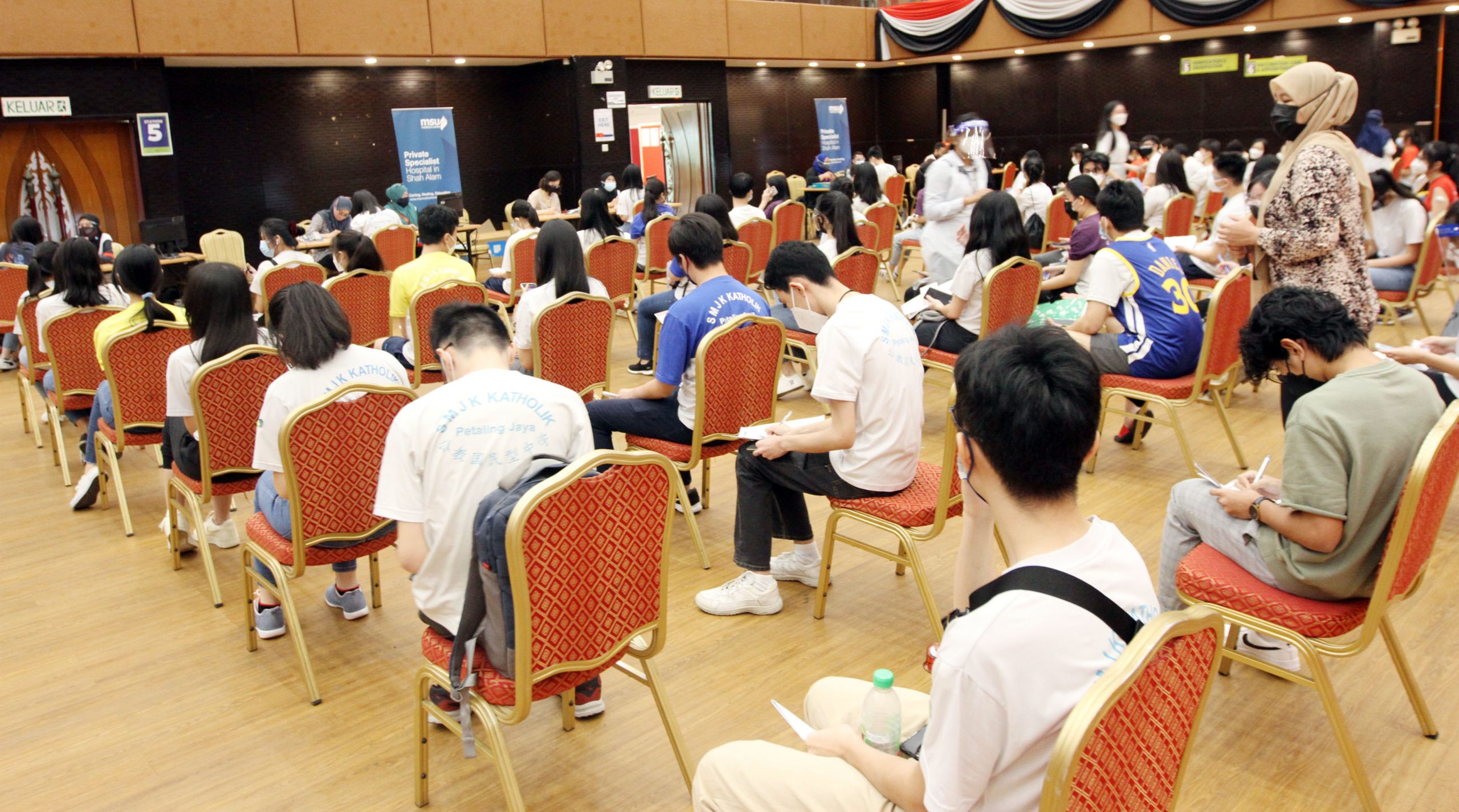 封面(大都会)为返校上课做准备,中学生今日施打疫苗!/多图