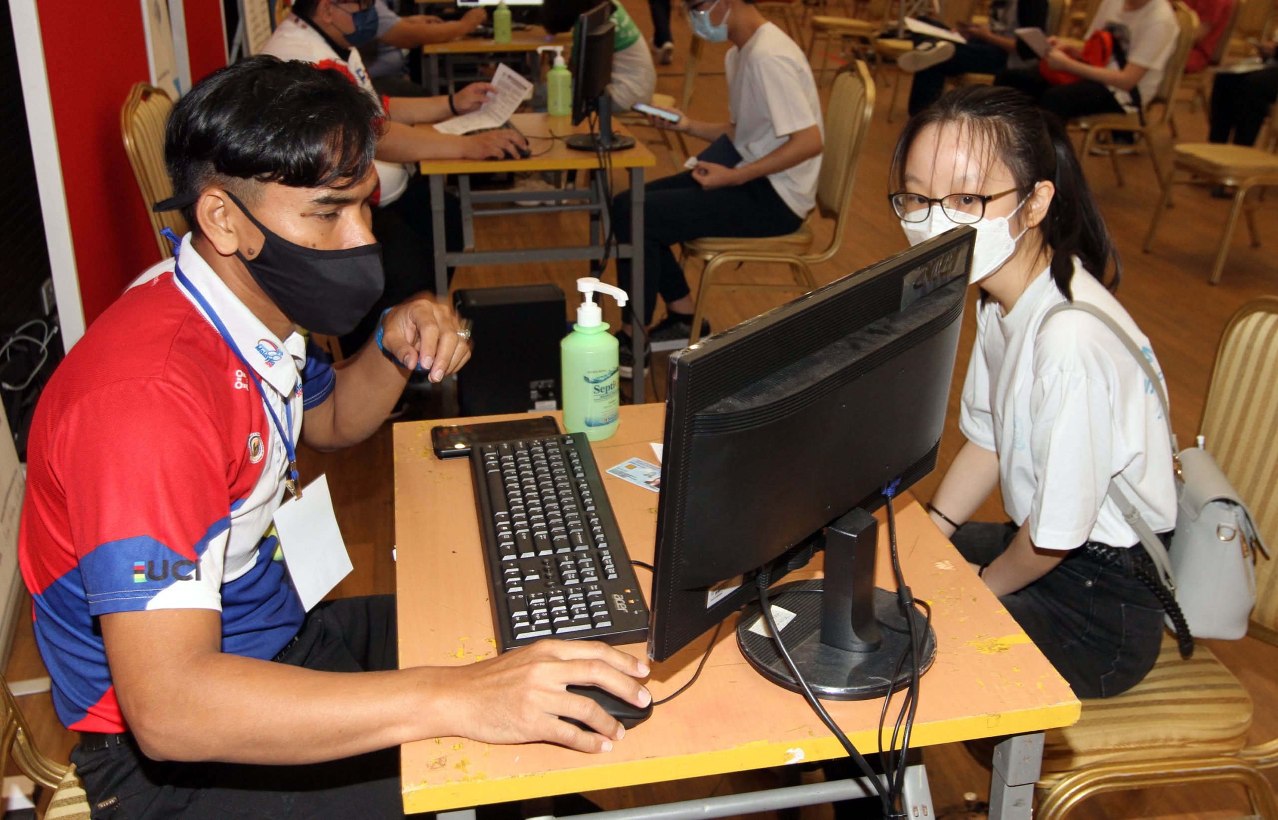 封面(大都会)为返校上课做准备,中学生今日施打疫苗!/多图