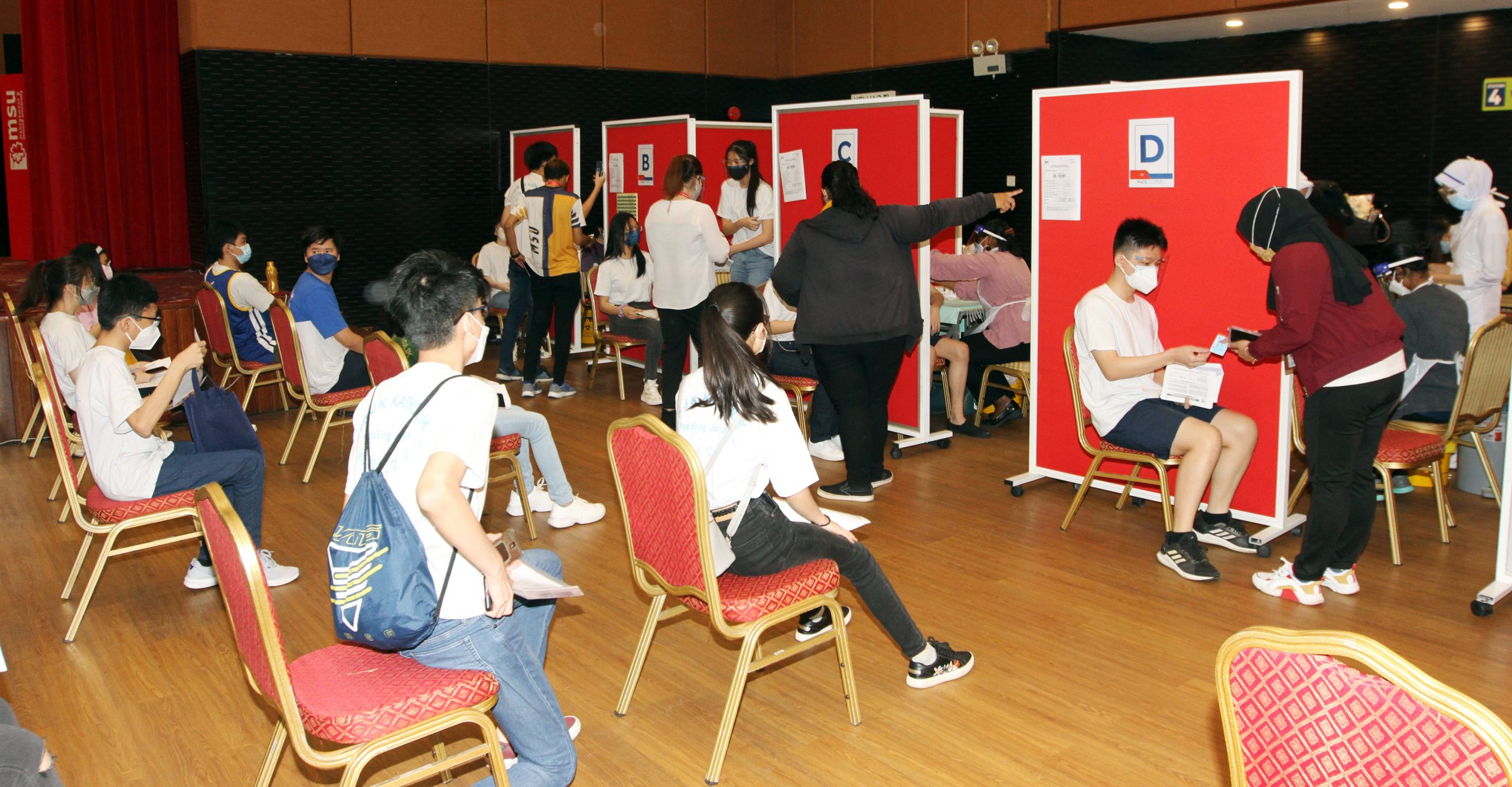 封面(大都会)为返校上课做准备,中学生今日施打疫苗!/多图