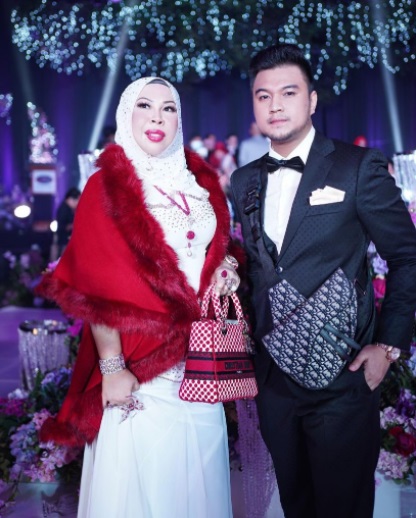 尊重女方子女的感受，粉红女商人男友依克巴不再坚持与女方结婚