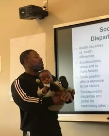 小妈妈带婴儿上课 教授兼保母边授课