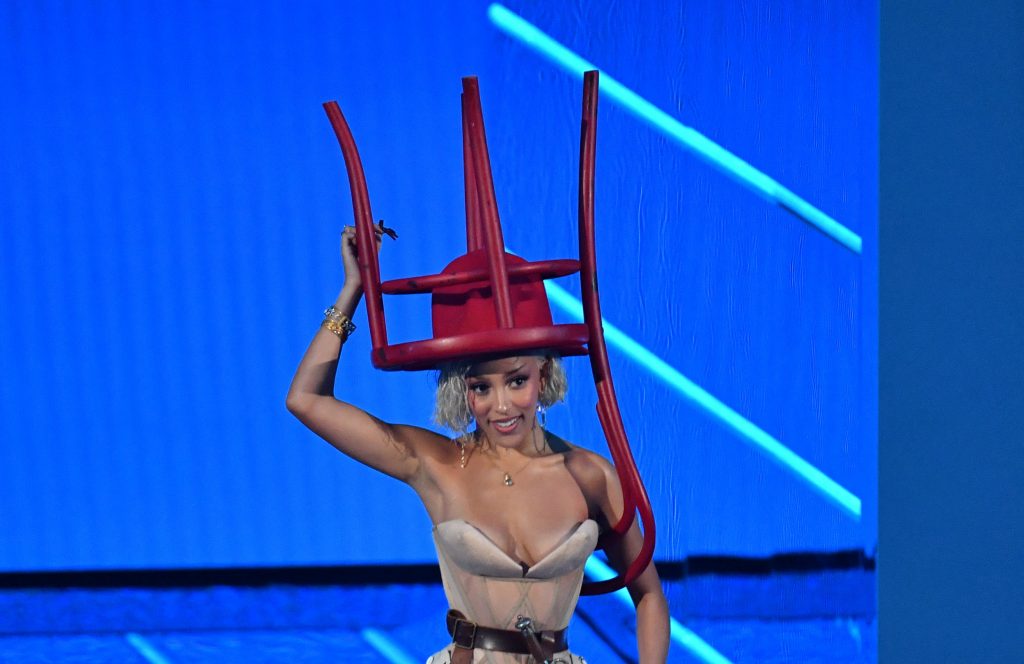 小贾斯汀回归VMA抱大奖．BTS连3年夺年度组合