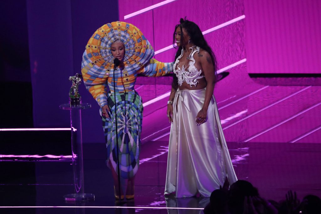 小贾斯汀回归VMA抱大奖．BTS连3年夺年度组合