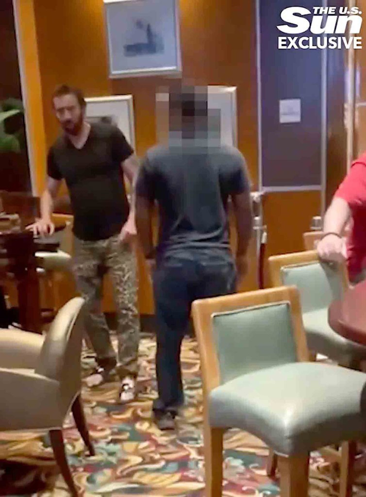 尼古拉斯基治喝茫喧闹．被当游民轰出餐厅 