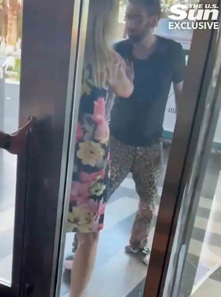 尼古拉斯基治喝茫喧闹．被当游民轰出餐厅 