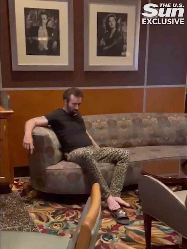 尼古拉斯基治喝茫喧闹．被当游民轰出餐厅 