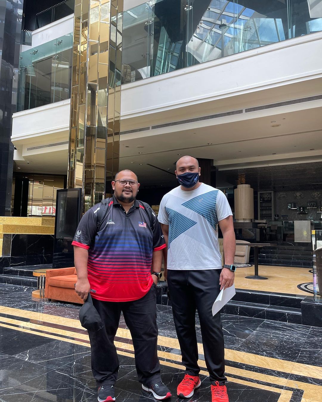 履行东残奥前承诺 吉雅与教练齐剃光头