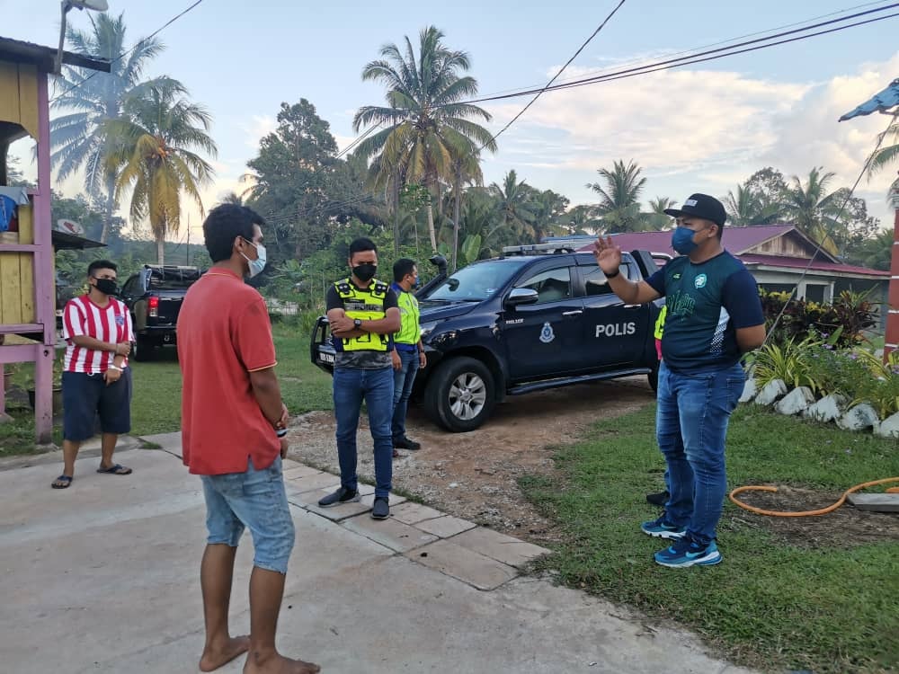 **已发柔:5000令吉就这样飞了!手戴白色隔离手环青年趴趴走被罚款