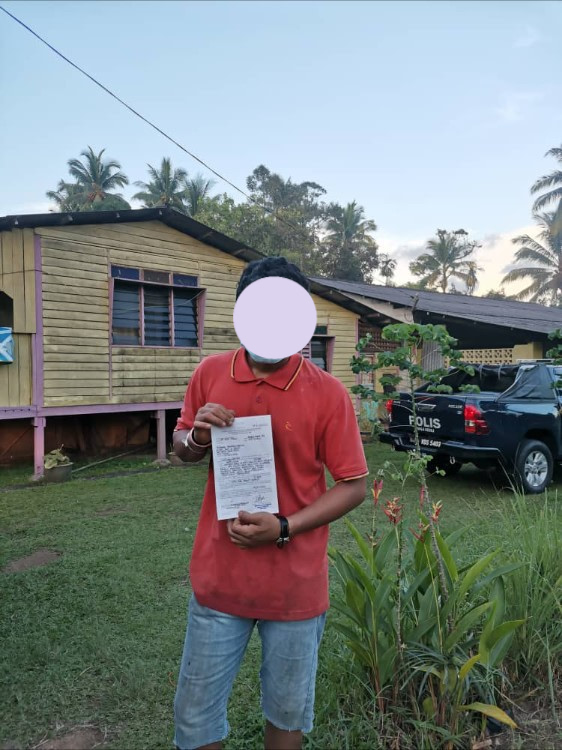 **已发柔:5000令吉就这样飞了!手戴白色隔离手环青年趴趴走被罚款