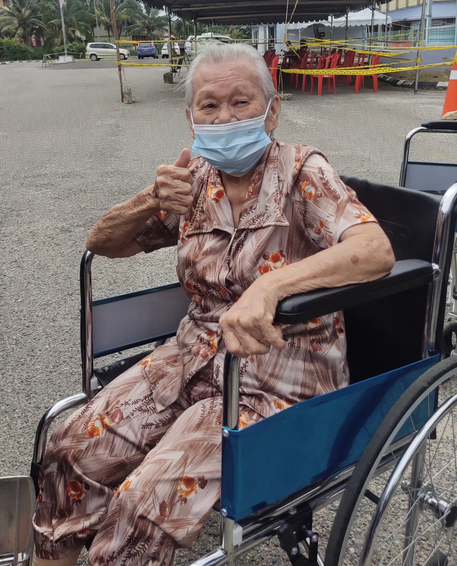 **已签发**柔︰太迟注册又错失预约期，昔99岁长者今顺利接种疫苗竖姆指：“打针不痛”