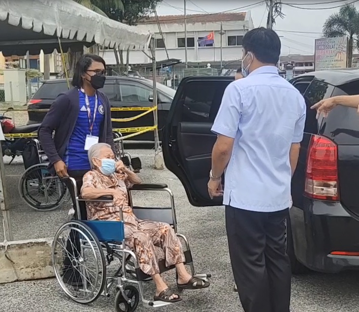 **已签发**柔︰太迟注册又错失预约期，昔99岁长者今顺利接种疫苗竖姆指：“打针不痛”