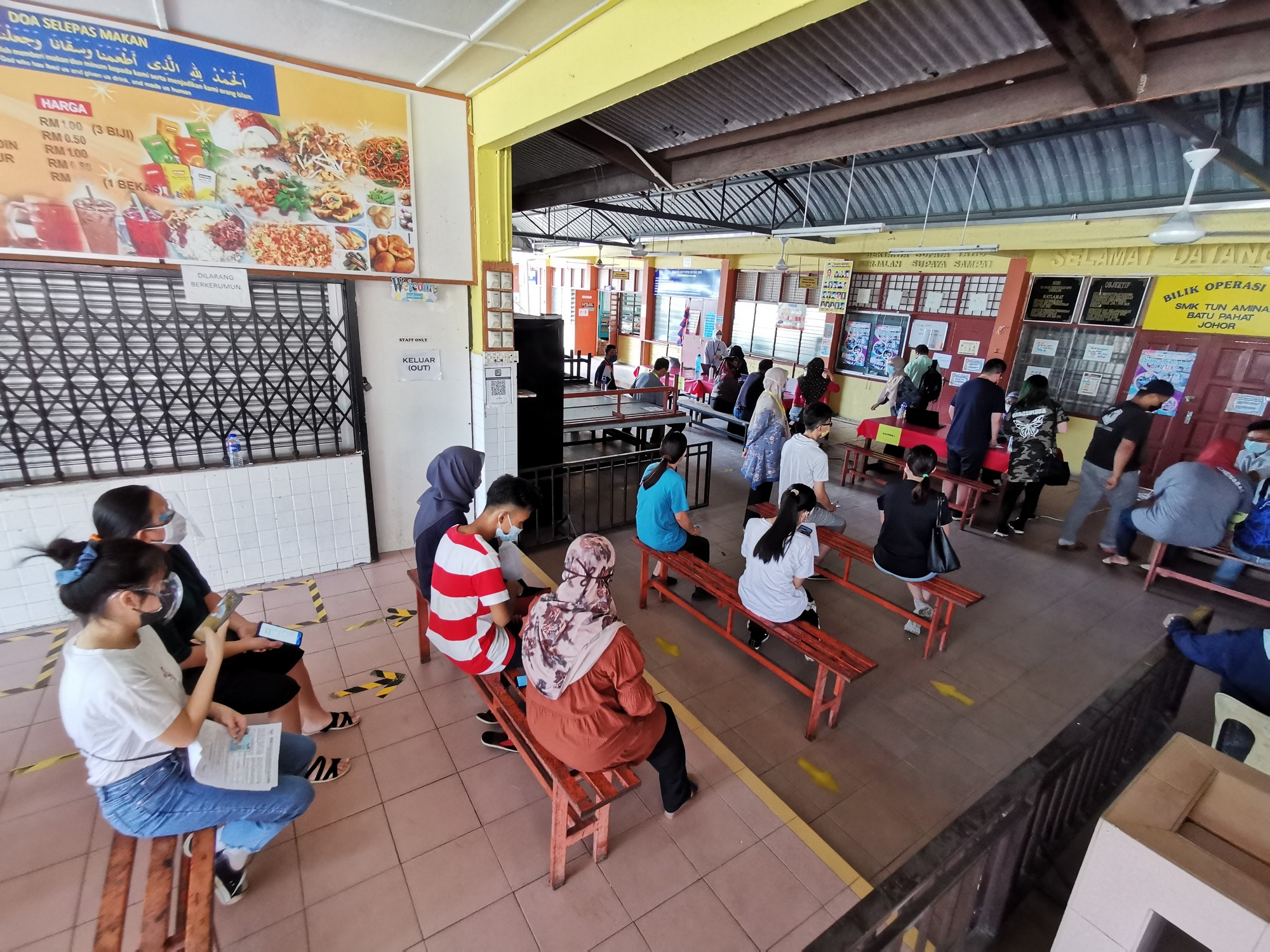 **已签发**柔:峇首批约1600中学生,在2所国中接种首剂疫苗