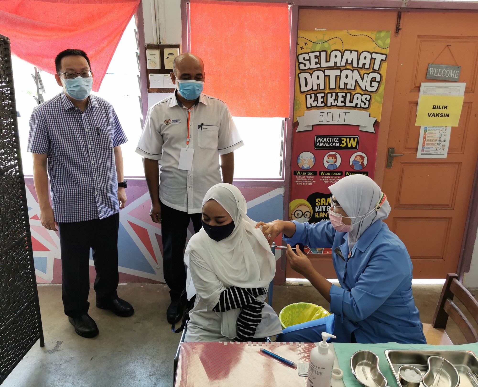 **已签发**柔:峇首批约1600中学生,在2所国中接种首剂疫苗