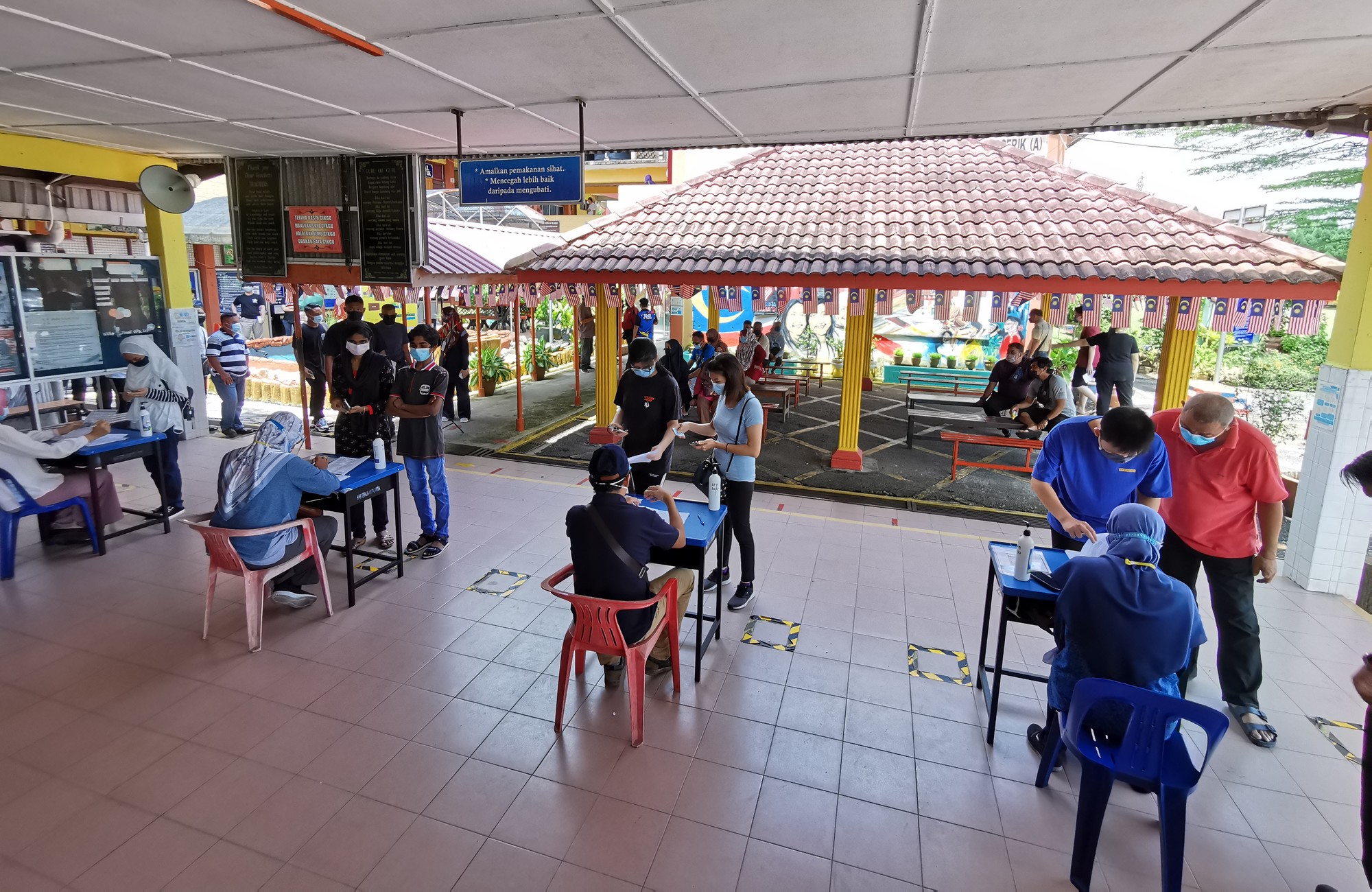 **已签发**柔:峇首批约1600中学生,在2所国中接种首剂疫苗