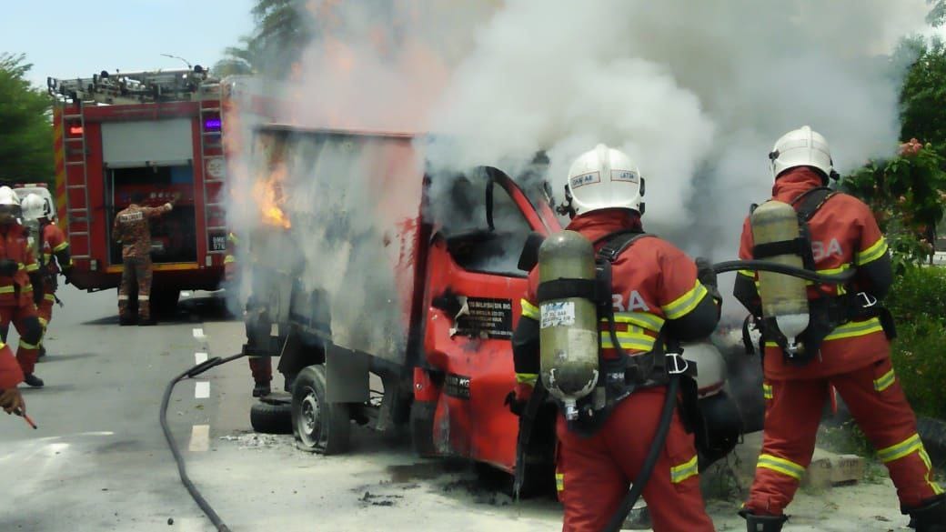 **已签发**柔：快递公司5吨罗里车祸后失火，23岁司机困车内惨死