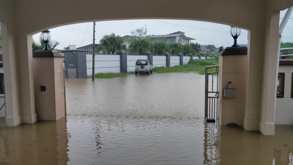**已签发**柔:版头之一:新闻:沙威鸿升花园闪电水患不断,居民“见雨色变”