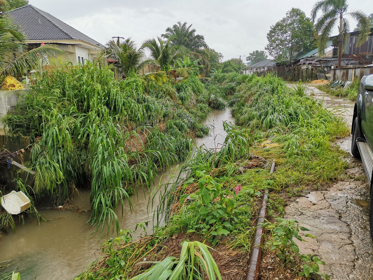 **已签发**柔:版头之一:新闻:沙威鸿升花园闪电水患不断,居民“见雨色变”