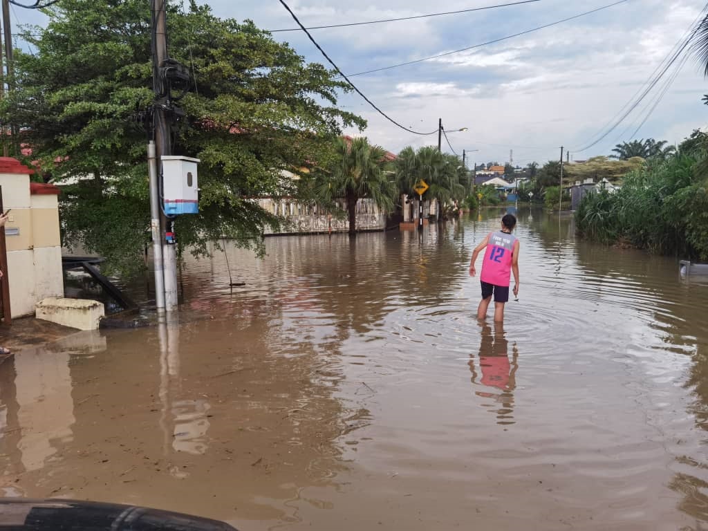 **已签发**柔:版头之一:新闻:沙威鸿升花园闪电水患不断,居民“见雨色变”