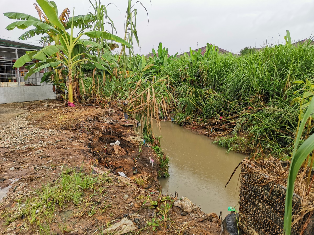**已签发**柔:版头之一:新闻:沙威鸿升花园闪电水患不断,居民“见雨色变”