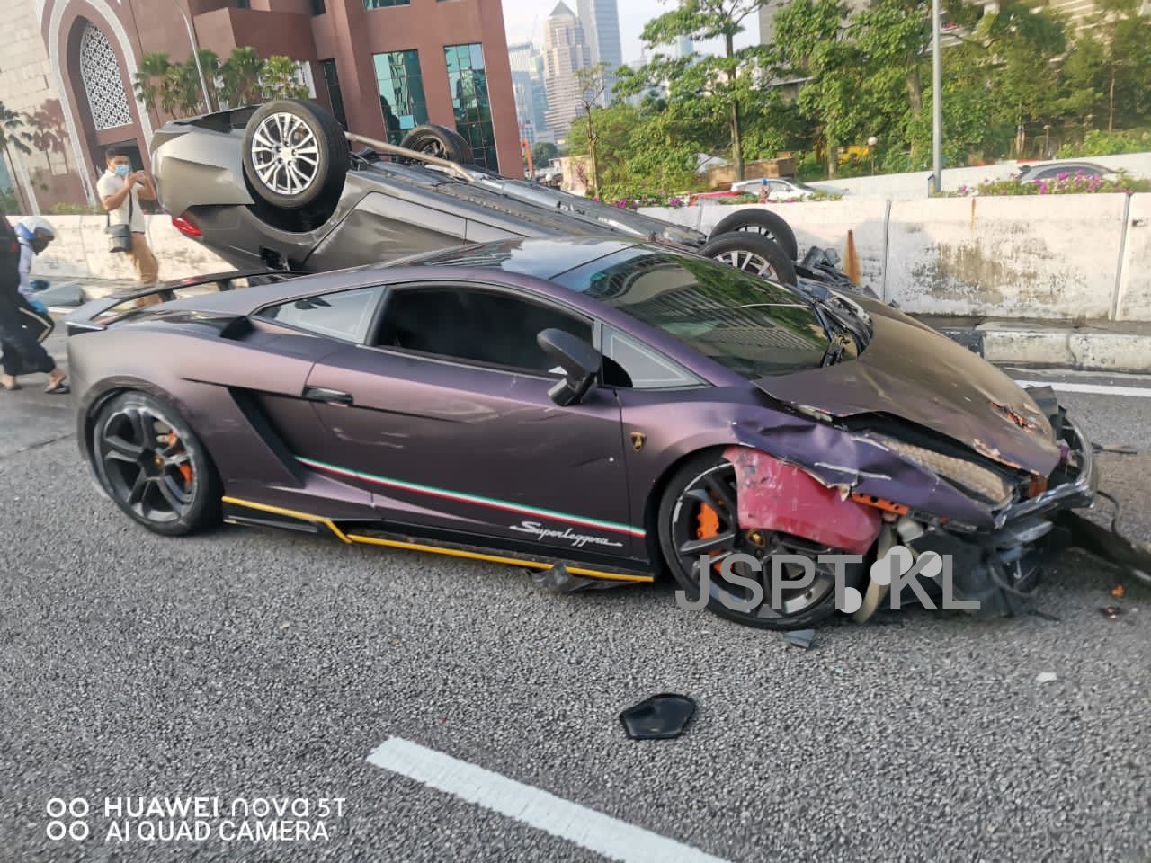 已签发/蓝宝坚尼失控撞车龙·连撞4车 1车翻覆