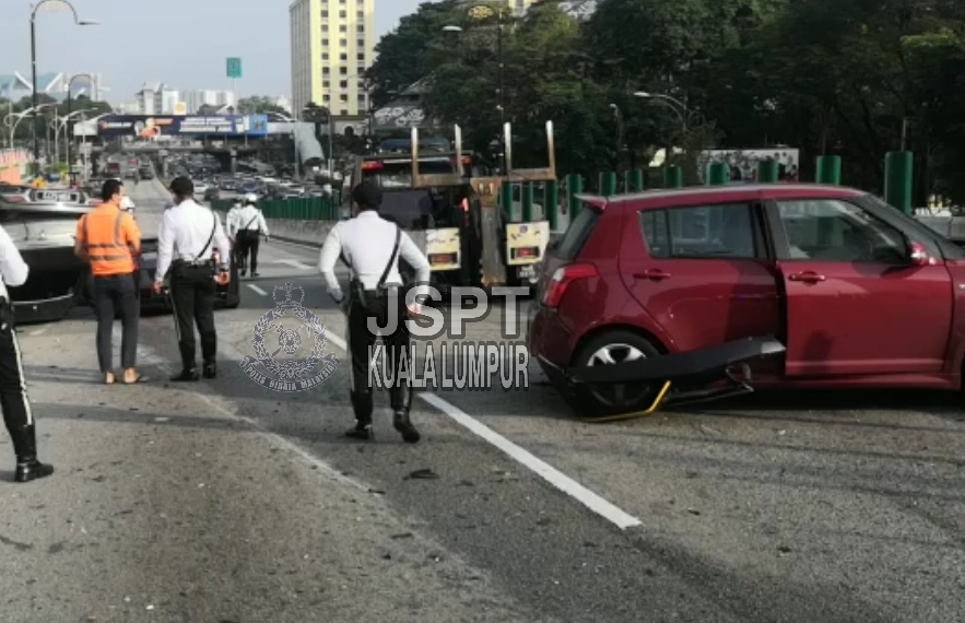 已签发/蓝宝坚尼失控撞车龙·连撞4车 1车翻覆