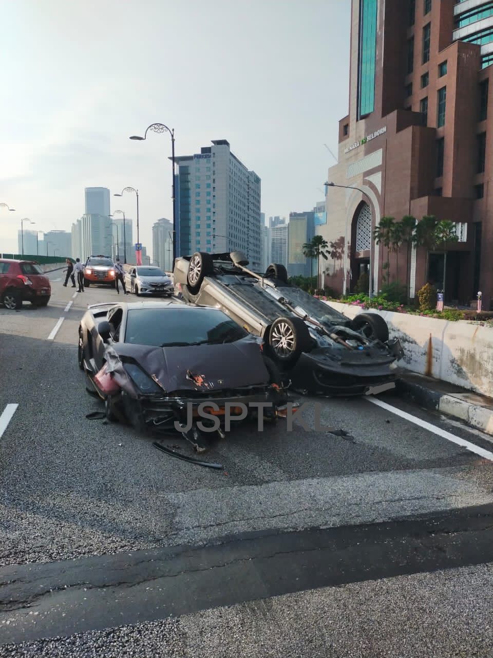 已签发/蓝宝坚尼失控撞车龙·连撞4车 1车翻覆