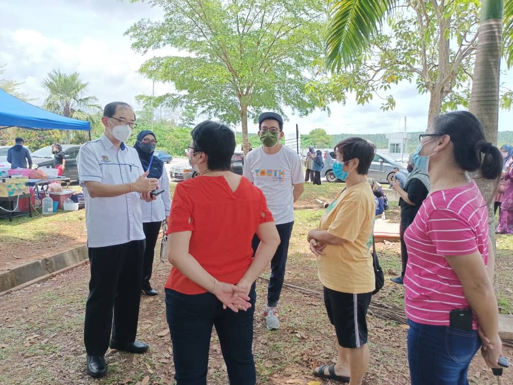 **已签发(请置头条)**柔︰第三版头条:马汉顺突检昔3中心,了解学生接种进展