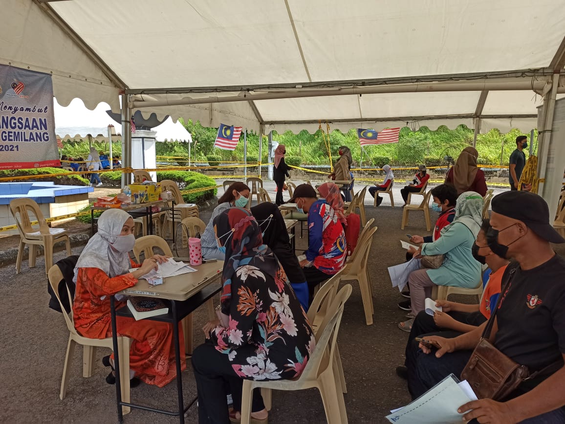 **已签发(请置头条)**柔︰第三版头条:马汉顺突检昔3中心,了解学生接种进展