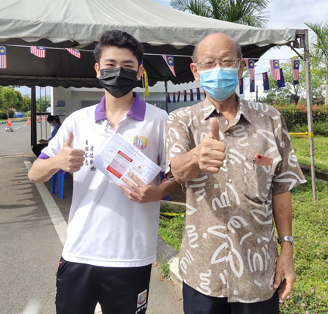 **已签发(请置头条)**柔︰第二版头条:昔25所中学4900学生,分北中南3区接种疫苗