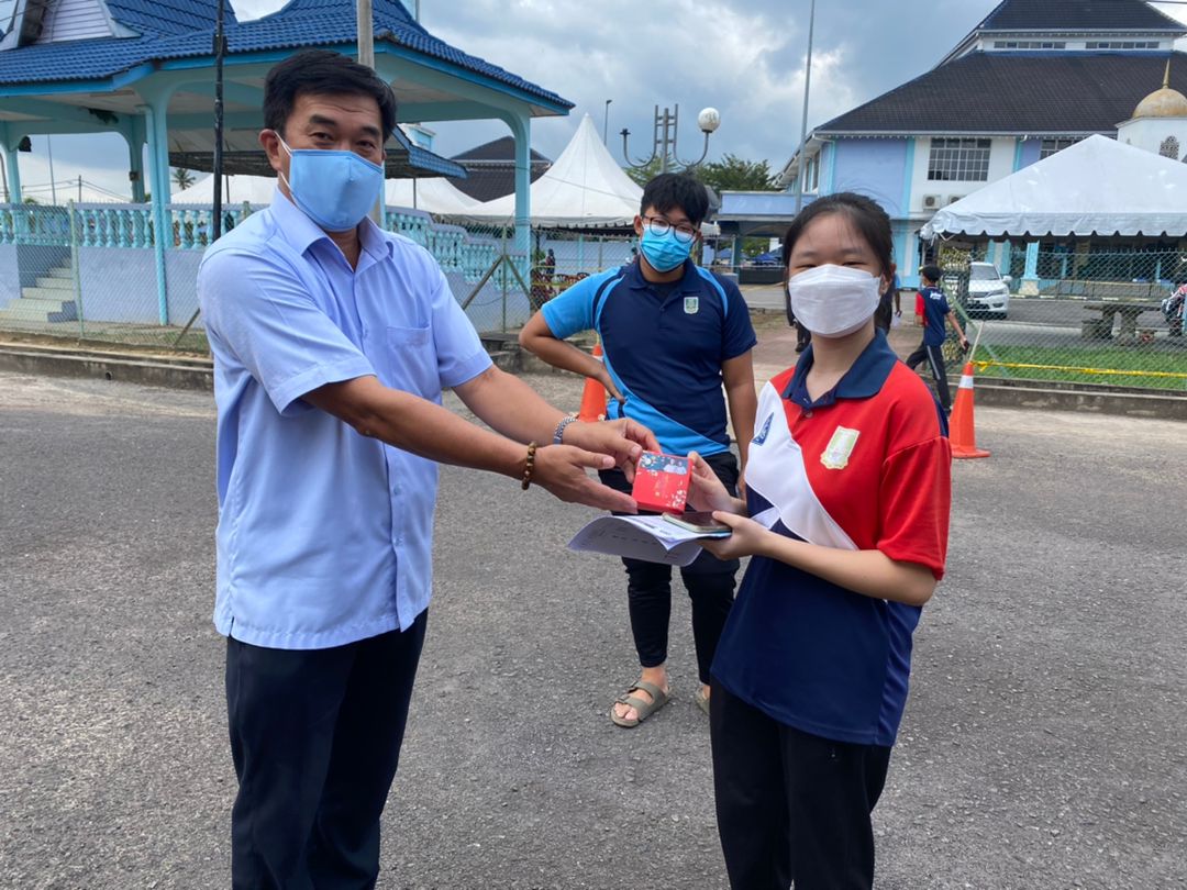 **已签发(请置头条)**柔︰第二版头条:昔25所中学4900学生,分北中南3区接种疫苗