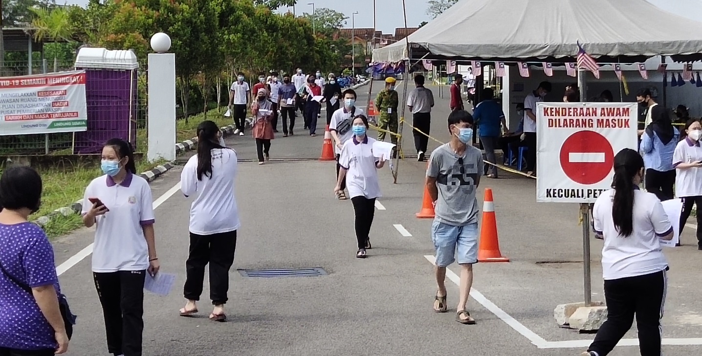 **已签发(请置头条)**柔︰第二版头条:昔25所中学4900学生,分北中南3区接种疫苗