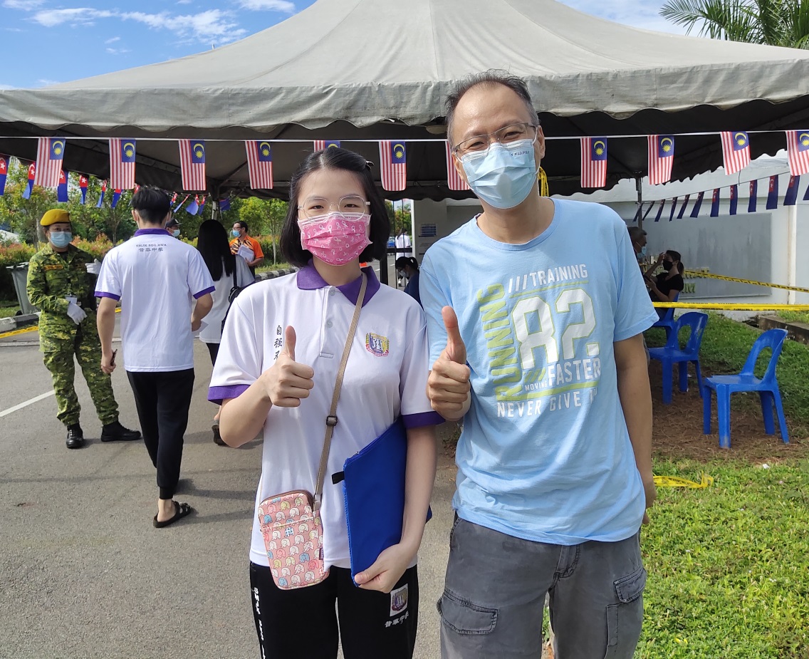 **已签发(请置头条)**柔︰第二版头条:昔25所中学4900学生,分北中南3区接种疫苗