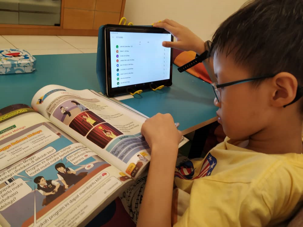 **已签发（请置头条）**柔：封面：【特稿】：学生上网课专家教护眼，保护眼睛别让近视找上门