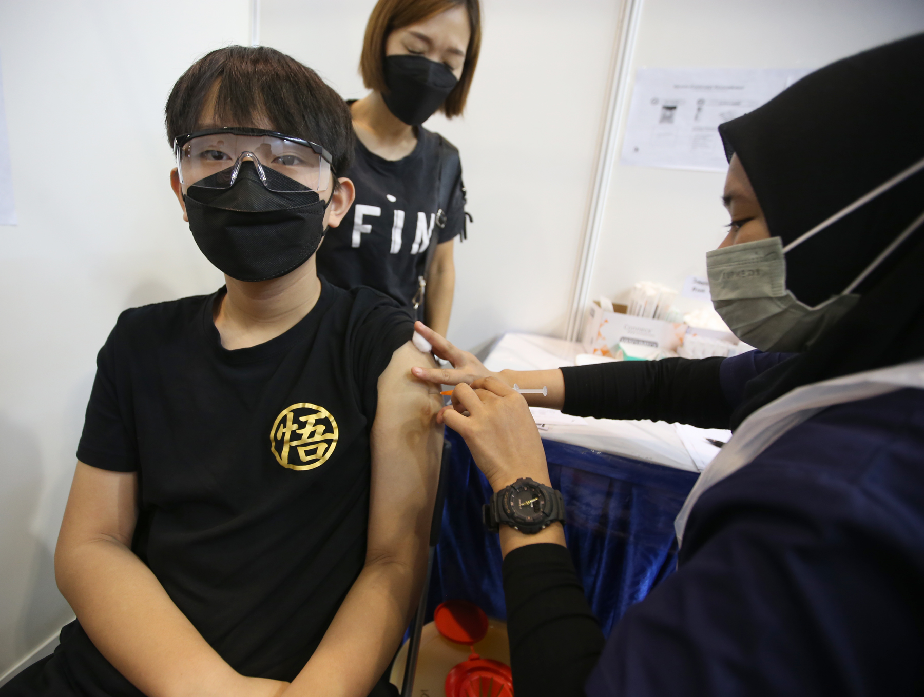 **已签发（请置头条）**柔：封面：【特稿】：登门新山疫苗中心接种反应积极，获接种应考生：不再“落单”了
