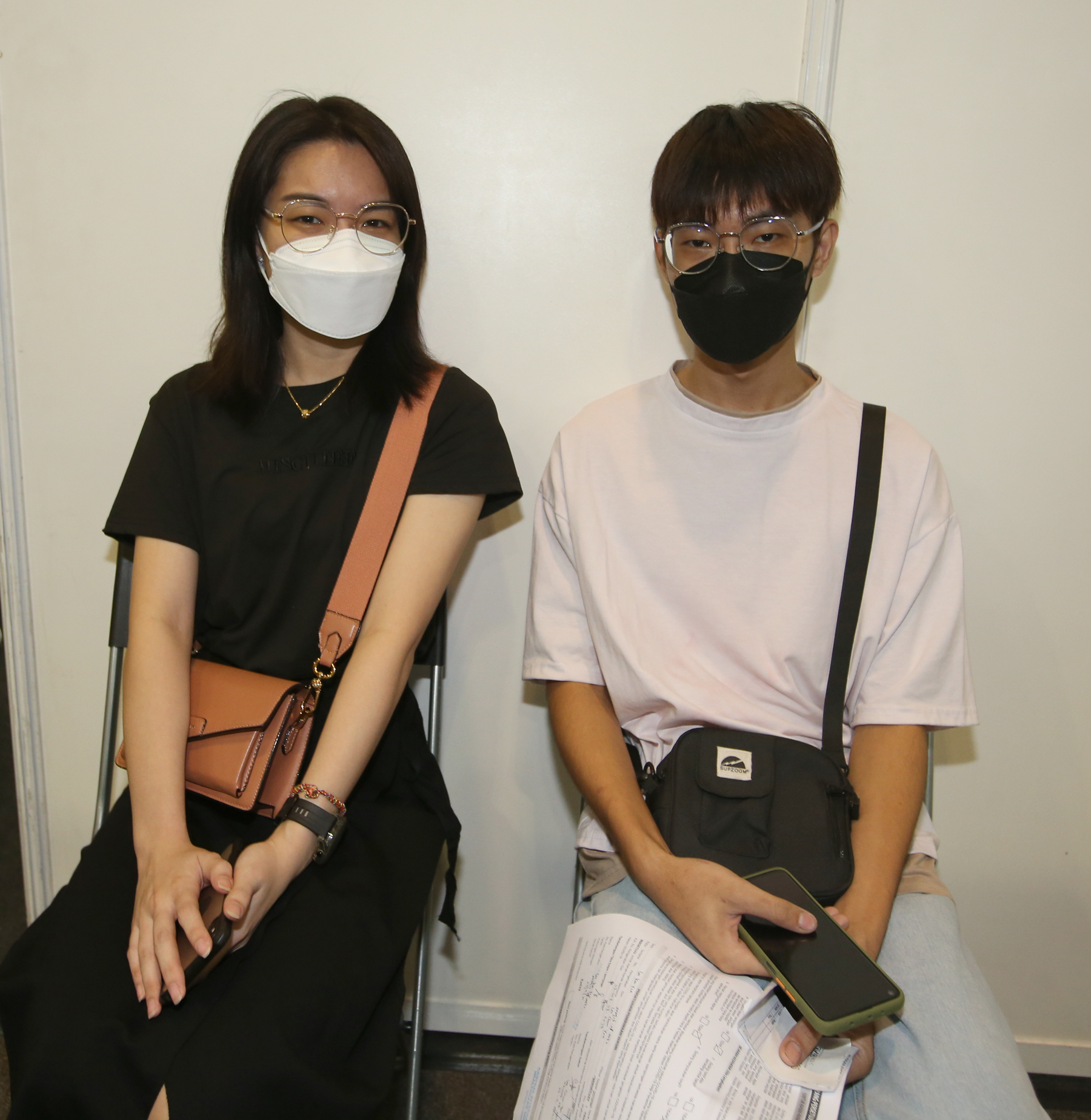 **已签发（请置头条）**柔：封面：【特稿】：登门新山疫苗中心接种反应积极，获接种应考生：不再“落单”了