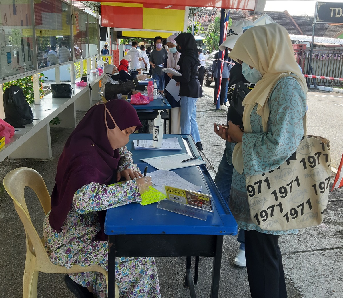 **已签发(请置头条)**柔:封面:副文(学生人头访):柔中四中五生疫苗施打开跑,受访接种者:心里踏实了!