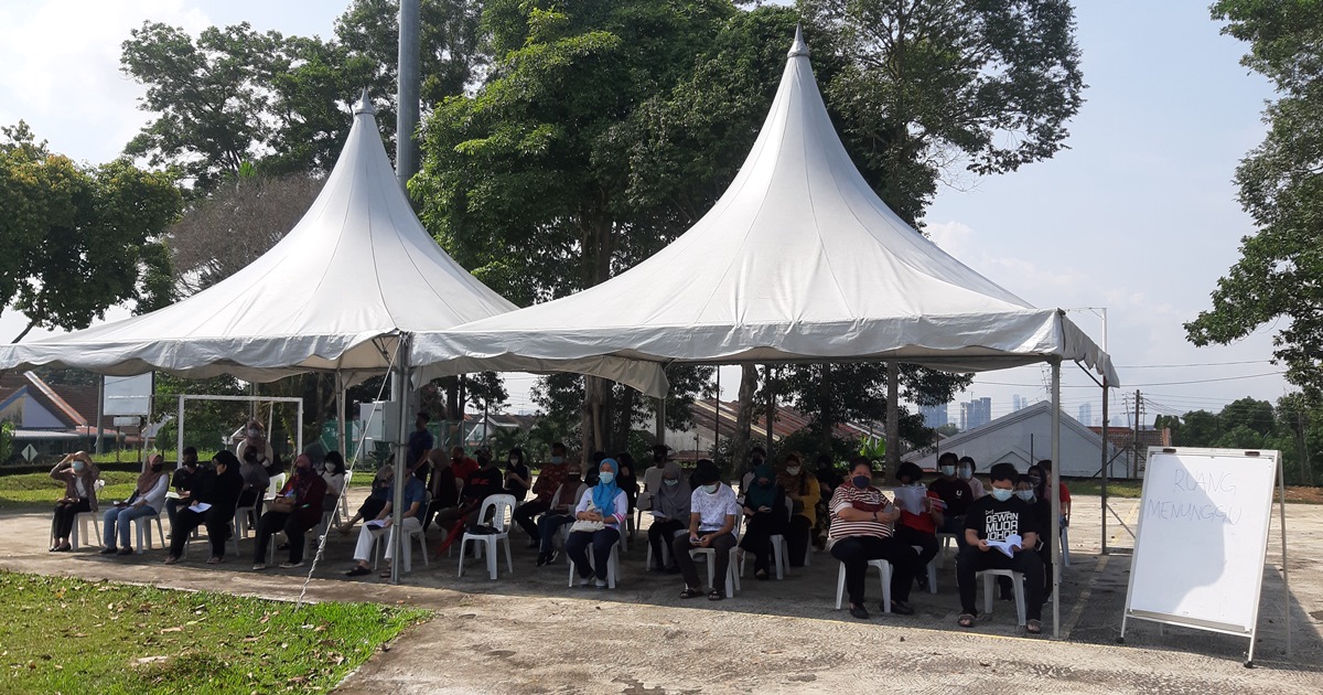 **已签发(请置头条)**柔:封面:副文(学生人头访):柔中四中五生疫苗施打开跑,受访接种者:心里踏实了!