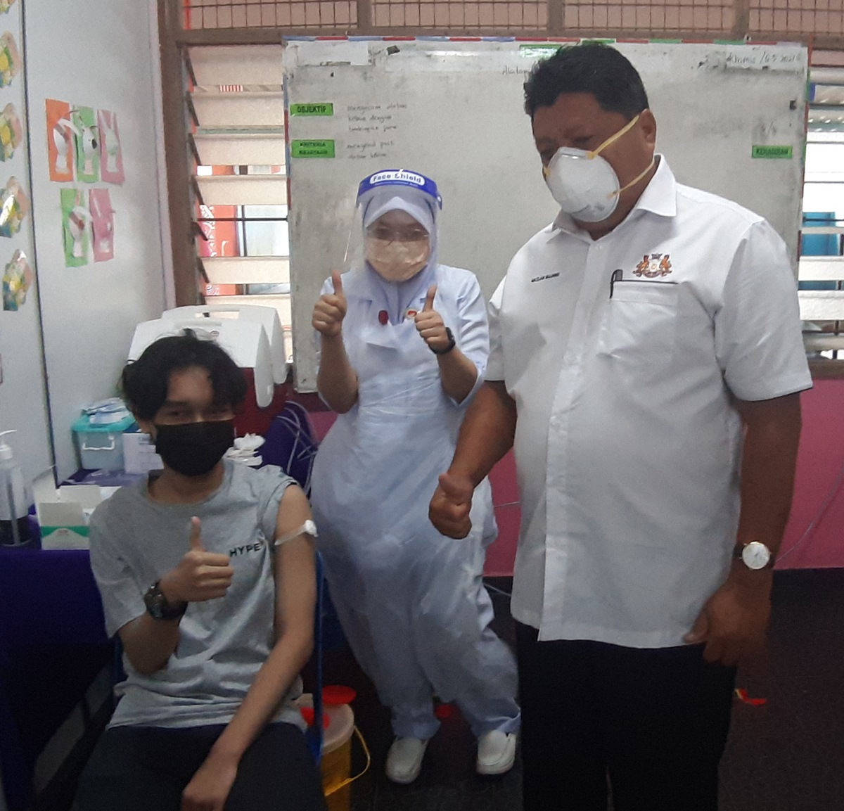 **已签发(请置头条)**柔:封面:副文(学生人头访):柔中四中五生疫苗施打开跑,受访接种者:心里踏实了!