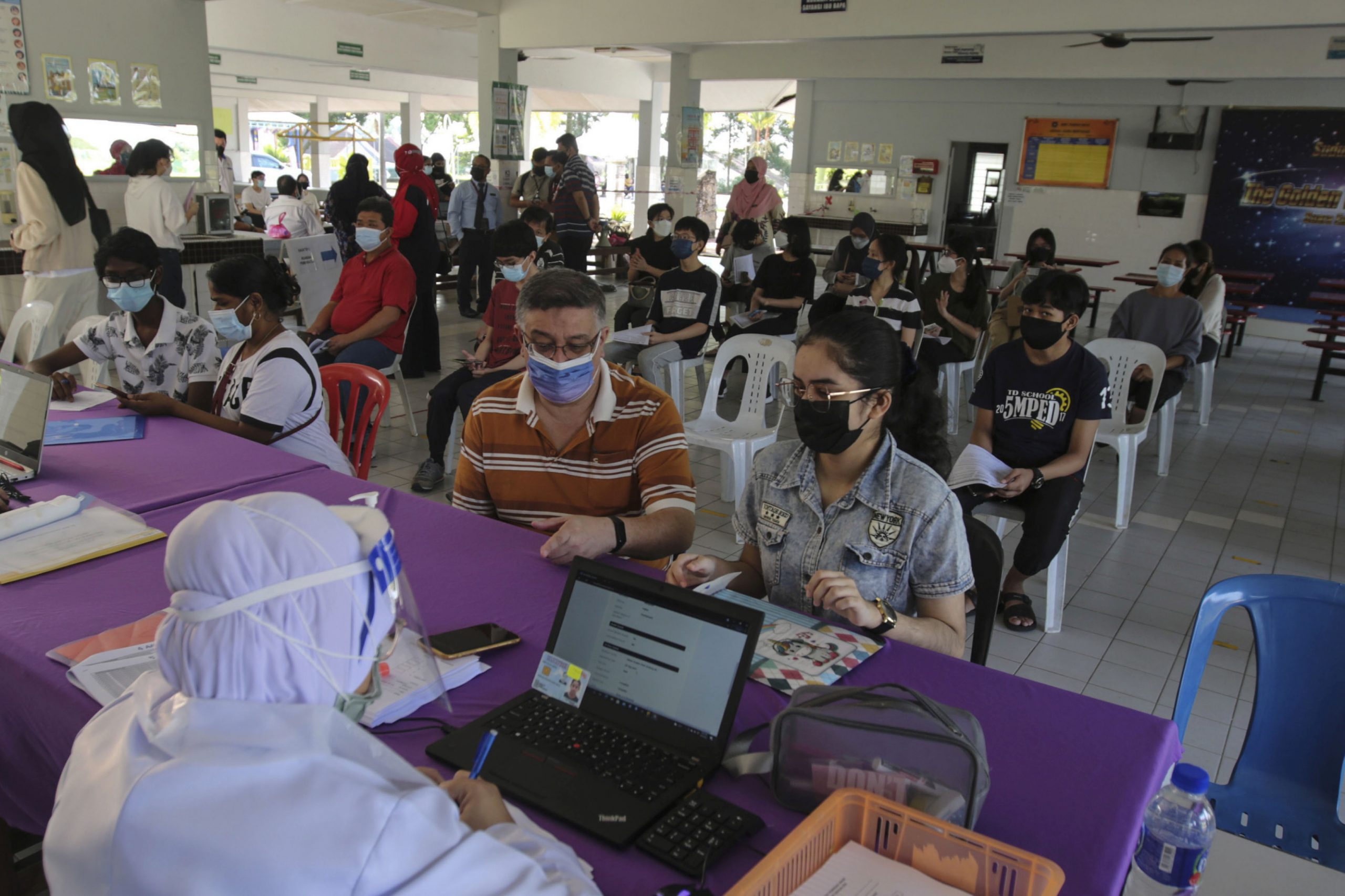 **已签发(请置头条)**柔:封面:副文(学生人头访):柔中四中五生疫苗施打开跑,受访接种者:心里踏实了!