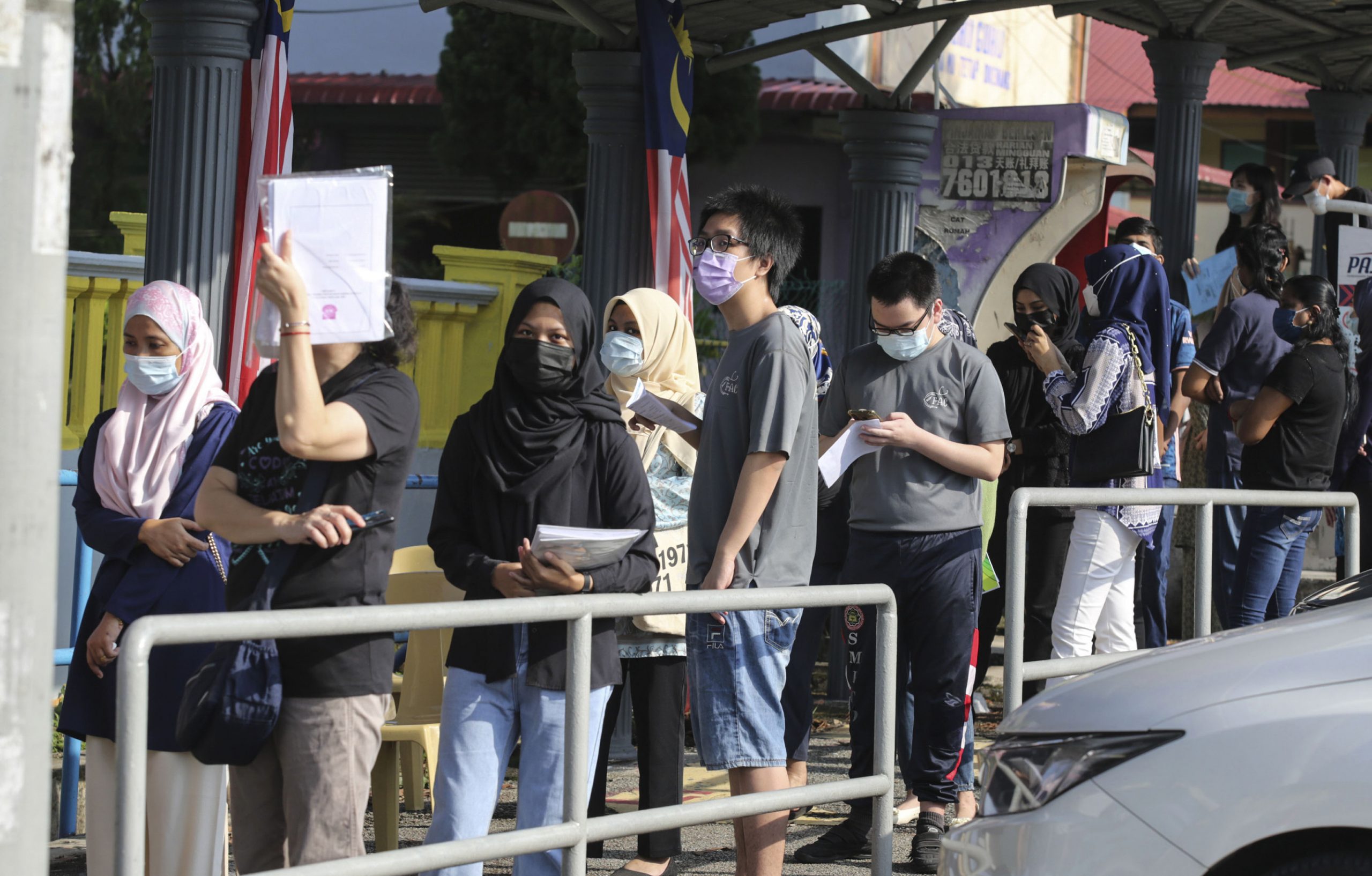 **已签发(请置头条)**柔:封面:副文(学生人头访):柔中四中五生疫苗施打开跑,受访接种者:心里踏实了!