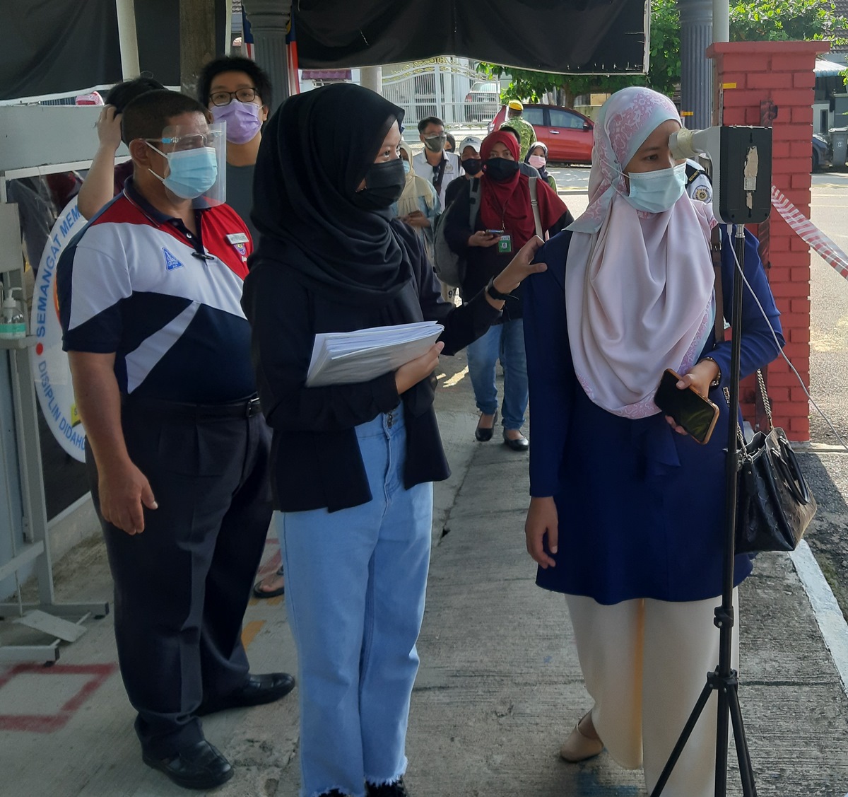 **已签发(请置头条)**柔:封面:副文(学生人头访):柔中四中五生疫苗施打开跑,受访接种者:心里踏实了!