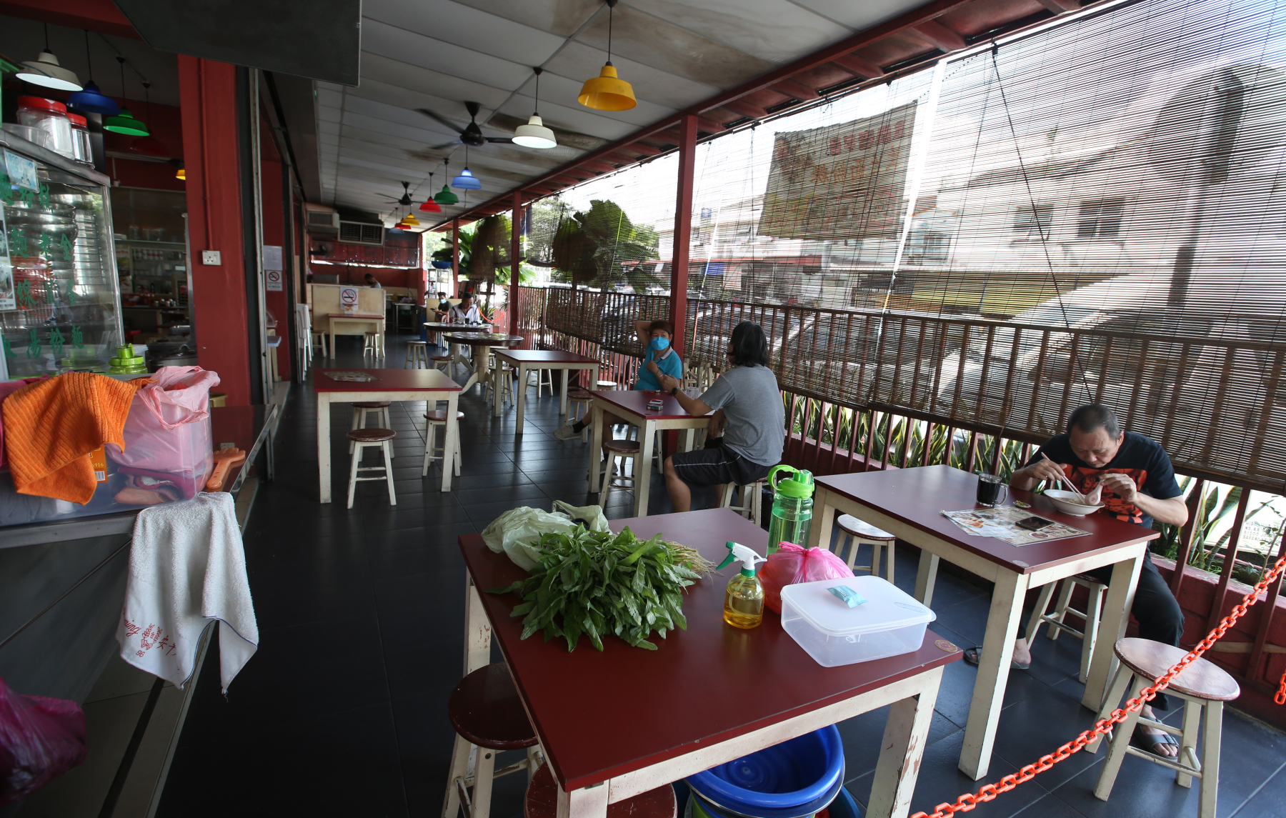 **已签发（请置头条）**柔：第三版头条：【特稿】：州内开放堂食满一个月，大部分新山餐饮业者生意未见回温，有待观察