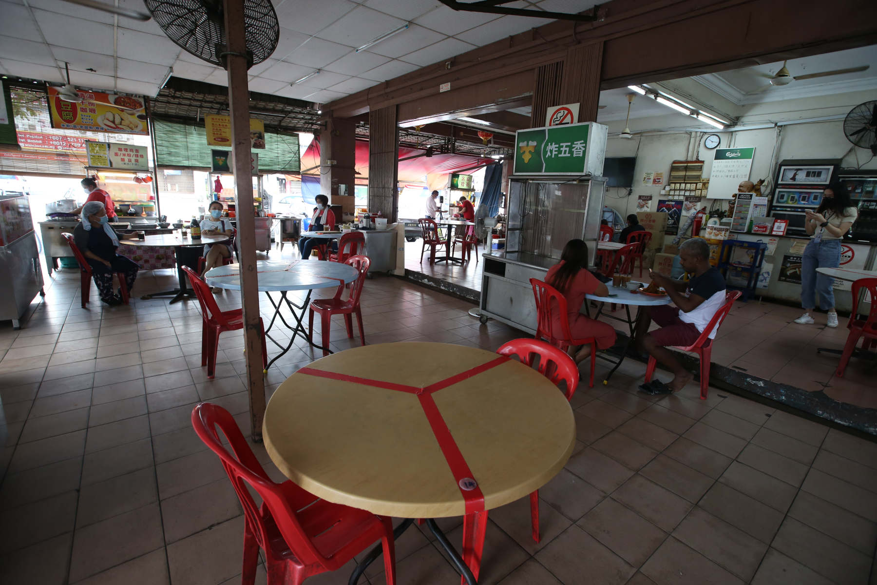 **已签发（请置头条）**柔：第三版头条：【特稿】：州内开放堂食满一个月，大部分新山餐饮业者生意未见回温，有待观察