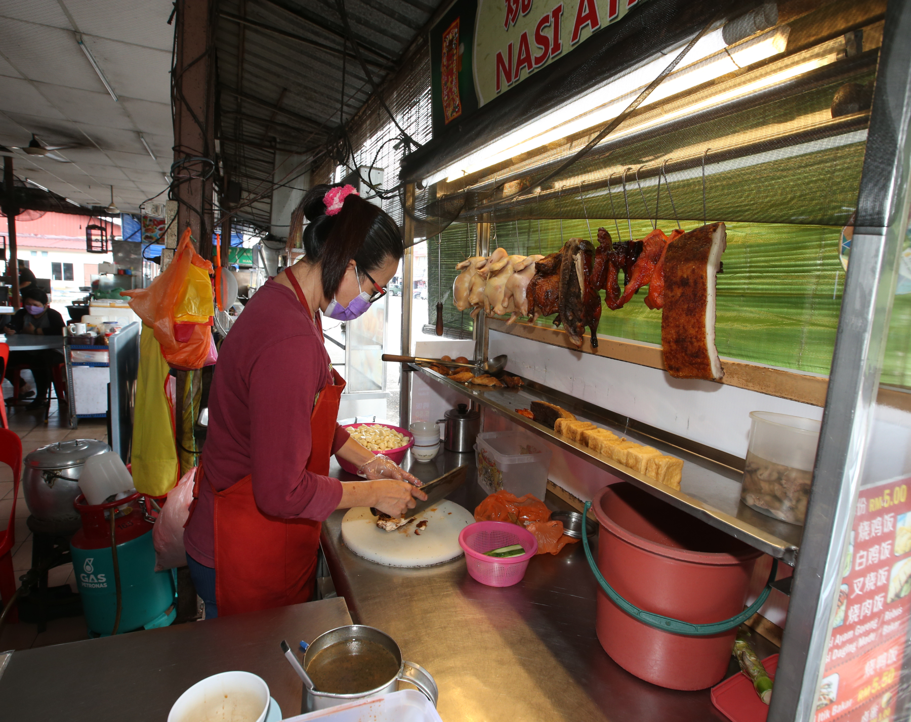 **已签发（请置头条）**柔：第三版头条：【特稿】：州内开放堂食满一个月，大部分新山餐饮业者生意未见回温，有待观察